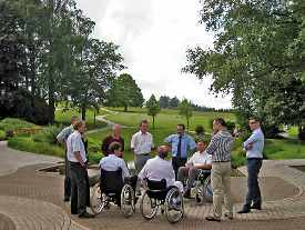Besichtigung und Bewertung eines Parks mit Rollstuhlfahrern